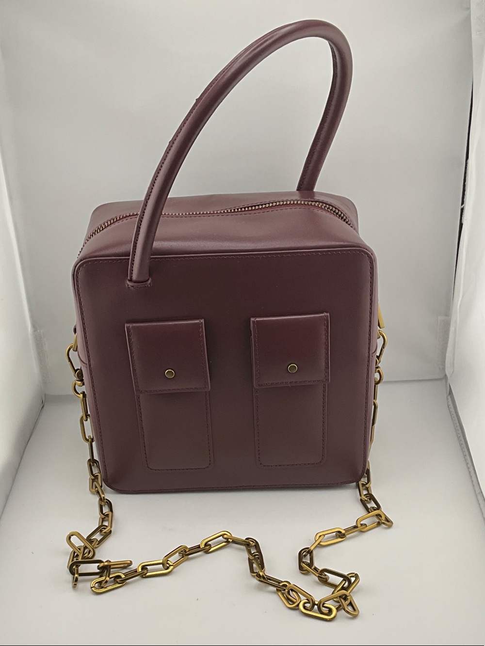#R44 BNIB Paris Yin’s Lore Lay Burgundy Leather Handbag with Gold Chain - Picture 4 of 4